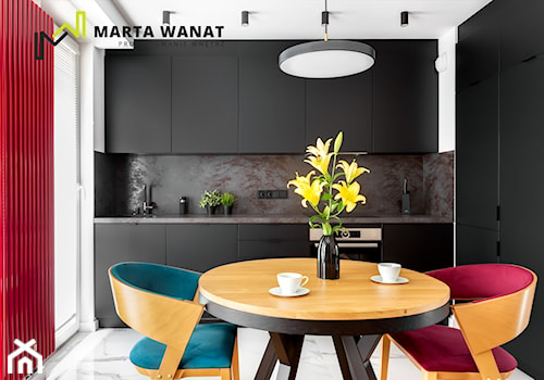 Mieszkanie w centrum Krakowa - Średnia otwarta z salonem z kamiennym blatem biała czarna z zabudowaną lodówką z podblatowym zlewozmywakiem kuchnia w kształcie litery l z oknem, styl nowoczesny - zdjęcie od Marta Wanat Projektowanie wnętrz
