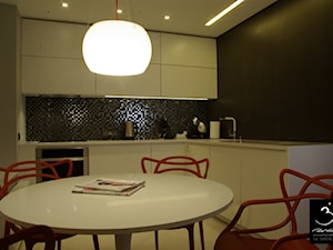 Apartament w Sopocie - 36m2 - Średnia czarna szara jadalnia w kuchni - zdjęcie od 3 projekt - Paweł Trzeciak - architekt - architekt wnętrz
