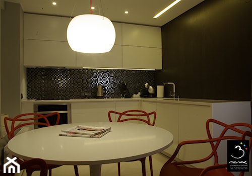 Apartament w Sopocie - 36m2 - Średnia czarna szara jadalnia w kuchni - zdjęcie od 3 projekt - Paweł Trzeciak - architekt - architekt wnętrz