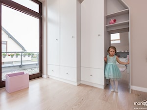 2x POKÓJ DZIEWCZYNKI - domek w szafie - SŁODKIE I DZIEWCZĘCE - Średni biały pokój dziecka dla dziecka dla dziewczynki, styl nowoczesny - zdjęcie od MANGO STUDIO - projekty wnętrz & wykonawstwo "POD KLUCZ" - ZASTĘPSTWO INWESTORSKIE - projekty wnętrz HoReCa - konsultacje