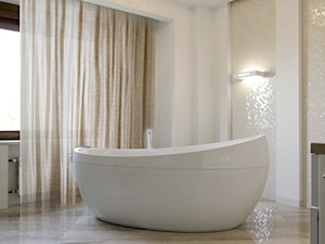 Salon kąpielowy w kolorach off-white. wanna wolnostojąca. - zdjęcie od MANGO STUDIO - projekty wnętrz & wykonawstwo "POD KLUCZ" - ZASTĘPSTWO INWESTORSKIE - projekty wnętrz HoReCa - konsultacje