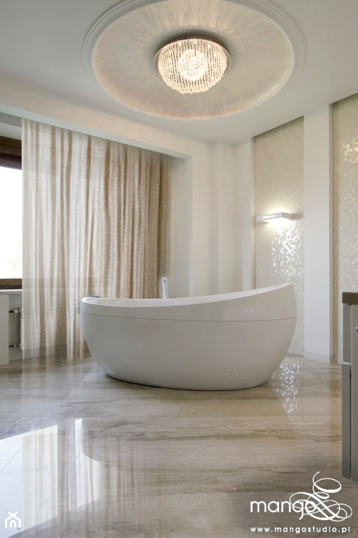 Salon kąpielowy w kolorach off-white. wanna wolnostojąca. - zdjęcie od MANGO STUDIO - projekty wnętrz & wykonawstwo "POD KLUCZ" - ZASTĘPSTWO INWESTORSKIE - projekty wnętrz HoReCa - konsultacje