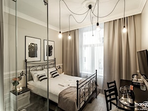 Średnia beżowa biała sypialnia, styl nowoczesny - zdjęcie od MANGO STUDIO - projekty wnętrz & wykonawstwo "POD KLUCZ" - ZASTĘPSTWO INWESTORSKIE - projekty wnętrz HoReCa - konsultacje