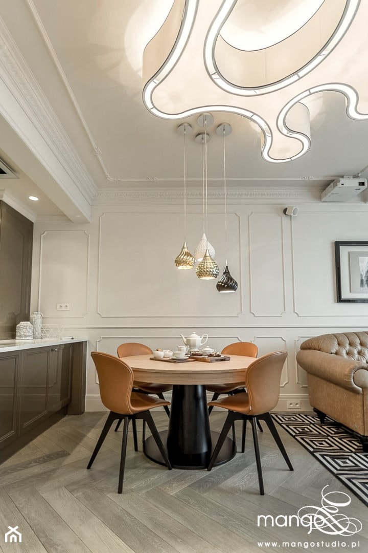 APARTAMENT STYLOWY BIG - Mała biała jadalnia w salonie w kuchni, styl tradycyjny - zdjęcie od MANGO STUDIO - projekty wnętrz & wykonawstwo "POD KLUCZ" - ZASTĘPSTWO INWESTORSKIE - projekty wnętrz HoReCa - konsultacje