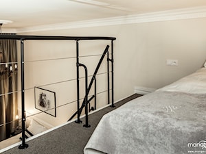 Mała beżowa sypialnia na antresoli, styl tradycyjny - zdjęcie od MANGO STUDIO - projekty wnętrz & wykonawstwo "POD KLUCZ" - ZASTĘPSTWO INWESTORSKIE - projekty wnętrz HoReCa - konsultacje
