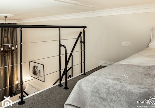 Mała beżowa sypialnia na antresoli, styl tradycyjny - zdjęcie od MANGO STUDIO - projekty wnętrz & wykonawstwo "POD KLUCZ" - ZASTĘPSTWO INWESTORSKIE - projekty wnętrz HoReCa - konsultacje