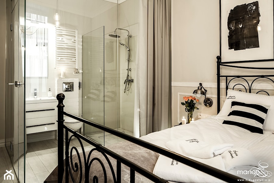 Średnia beżowa sypialnia z łazienką, styl nowoczesny - zdjęcie od MANGO STUDIO - projekty wnętrz & wykonawstwo "POD KLUCZ" - ZASTĘPSTWO INWESTORSKIE - projekty wnętrz HoReCa - konsultacje