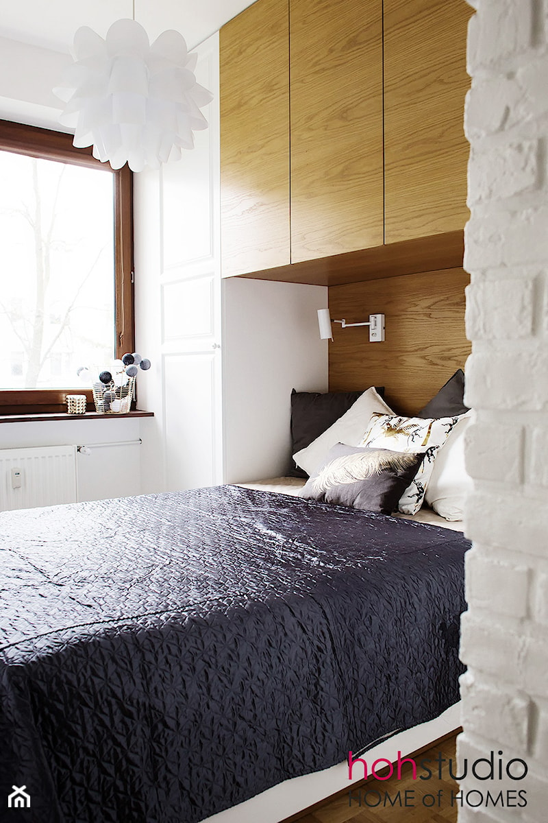 sypialnia w mieszkaniu w bloku z wielkiej płyty - zdjęcie od HoH studio