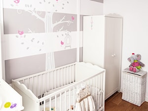 Ceglany Targówek - Średni biały szary pokój dziecka dla niemowlaka dla dziewczynki, styl nowoczesny - zdjęcie od HoH studio