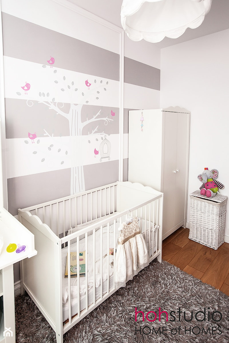 Ceglany Targówek - Średni biały szary pokój dziecka dla niemowlaka dla dziewczynki, styl nowoczesny - zdjęcie od HoH studio