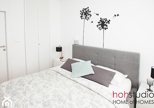 Ceglany Targówek - Średnia biała sypialnia, styl minimalistyczny - zdjęcie od HoH studio