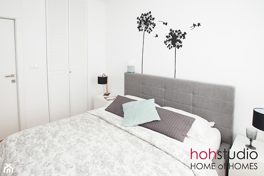 Ceglany Targówek - Średnia biała sypialnia, styl minimalistyczny - zdjęcie od HoH studio