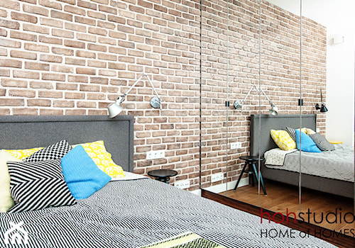 Grafiki na Woli! - Średnia biała brązowa sypialnia, styl nowoczesny - zdjęcie od HoH studio
