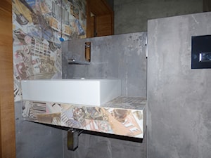 WC z płytkami imitującymi beton. - zdjęcie od evarte