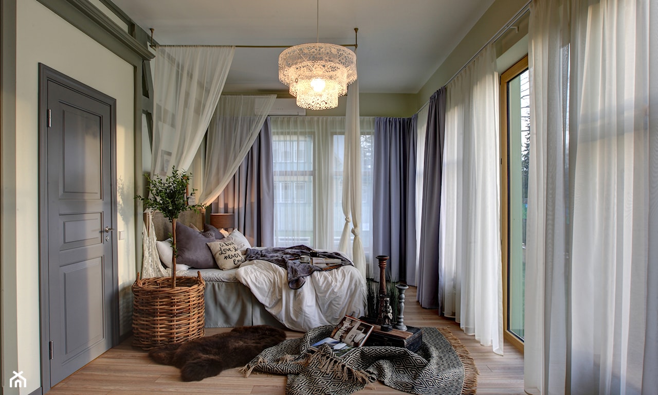 romantyczna sypialni, ażurowa lampa wisząca, półprzeźroczyste firany