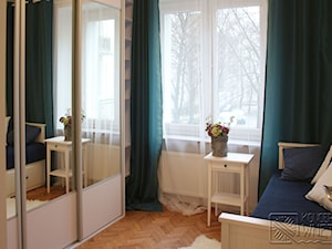 W powojennej kamienicy - Mała biała sypialnia, styl nowoczesny - zdjęcie od Koncepcja Wnętrz