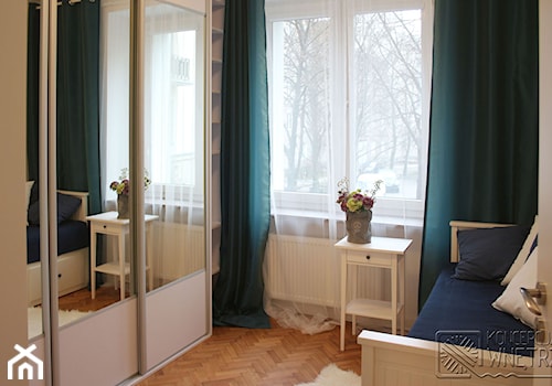 W powojennej kamienicy - Mała biała sypialnia, styl nowoczesny - zdjęcie od Koncepcja Wnętrz