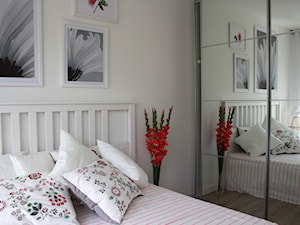 Metamorfoza mieszkania w bloku z lat 60tych - Średnia beżowa biała sypialnia, styl nowoczesny - zdjęcie od Koncepcja Wnętrz