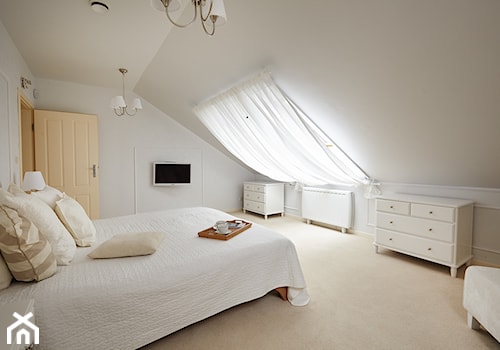 Metamorfoza sypialni - Duża beżowa biała sypialnia na poddaszu, styl rustykalny - zdjęcie od Koncepcja Wnętrz