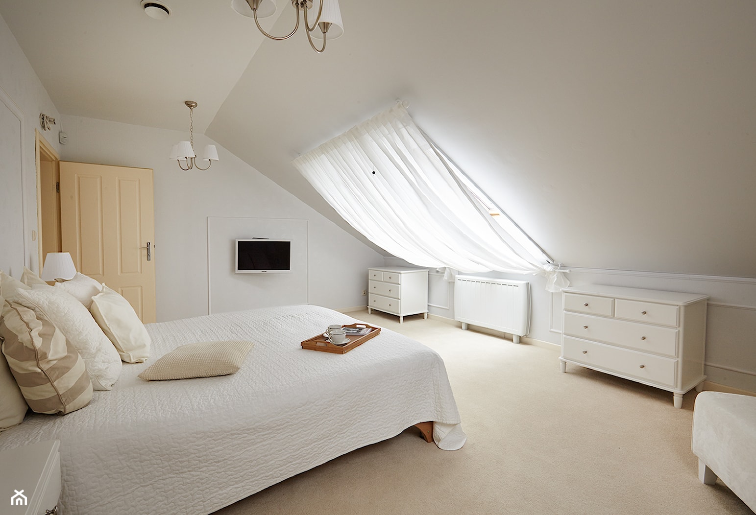 Metamorfoza sypialni - Duża beżowa biała sypialnia na poddaszu, styl rustykalny - zdjęcie od Koncepcja Wnętrz - Homebook