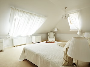Metamorfoza sypialni - Duża beżowa biała sypialnia na poddaszu, styl rustykalny - zdjęcie od Koncepcja Wnętrz