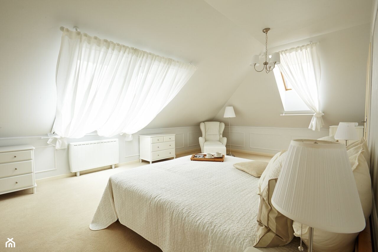Metamorfoza sypialni - Duża beżowa biała sypialnia na poddaszu, styl rustykalny - zdjęcie od Koncepcja Wnętrz - Homebook