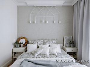 MIESZKANIE WARSZAWA | 48M2 - Mała biała szara sypialnia - zdjęcie od MARIKA KAFAR AUTORSKA PRACOWNIA ARCHITEKTURY WNĘTRZ