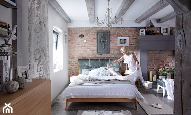 sypialnia w stylu industrialnym z drewnianą podłogą