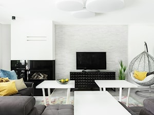 Dom w Pszczynie - Mały biały szary salon, styl nowoczesny - zdjęcie od fajnyprojekt