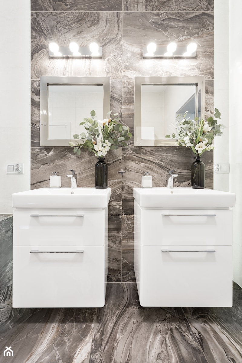 Dom w Pszczynie - Średnia bez okna z dwoma umywalkami z marmurową podłogą łazienka, styl nowoczesny - zdjęcie od fajnyprojekt