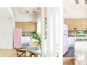 Mieszkanie z antresolą - Mała otwarta z kamiennym blatem szara z zabudowaną lodówką kuchnia w kształcie litery g z oknem, styl nowoczesny - zdjęcie od fajnyprojekt