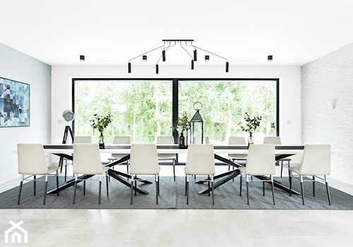 Dom w Pszczynie - Duża biała szara jadalnia jako osobne pomieszczenie, styl nowoczesny - zdjęcie od fajnyprojekt