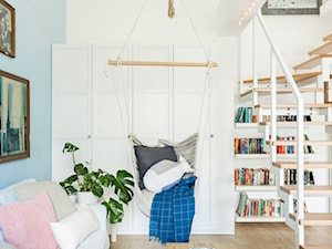 Mieszkanie z antresolą - Mały biały niebieski salon, styl nowoczesny - zdjęcie od fajnyprojekt