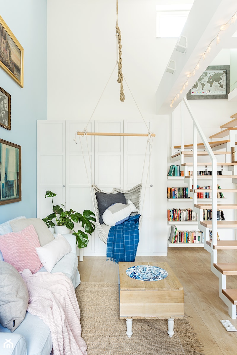 Mieszkanie z antresolą - Mały biały niebieski salon, styl nowoczesny - zdjęcie od fajnyprojekt