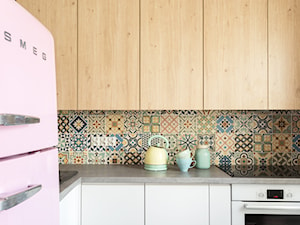 Mała z zabudowaną lodówką z lodówką wolnostojącą z podblatowym zlewozmywakiem kuchnia w kształcie litery l, styl skandynawski - zdjęcie od fajnyprojekt