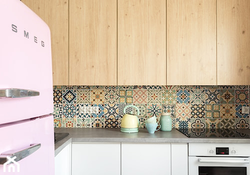 Mała z zabudowaną lodówką z lodówką wolnostojącą z podblatowym zlewozmywakiem kuchnia w kształcie litery l, styl skandynawski - zdjęcie od fajnyprojekt