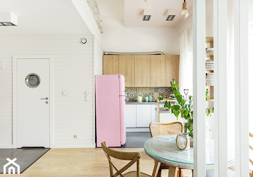 Mieszkanie z antresolą - Mała otwarta biała z lodówką wolnostojącą z podblatowym zlewozmywakiem kuchnia jednorzędowa z oknem, styl nowoczesny - zdjęcie od fajnyprojekt