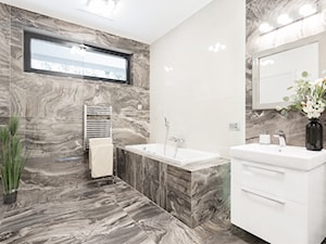 Dom w Pszczynie - Średnia z lustrem z marmurową podłogą z punktowym oświetleniem łazienka z oknem, styl nowoczesny - zdjęcie od fajnyprojekt