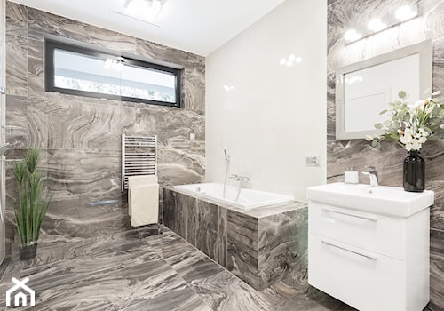 Dom w Pszczynie - Średnia z lustrem z marmurową podłogą z punktowym oświetleniem łazienka z oknem, styl nowoczesny - zdjęcie od fajnyprojekt