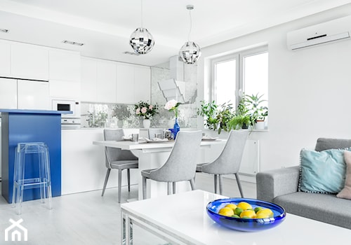 Kontrasty - Mały biały salon z kuchnią z jadalnią, styl nowoczesny - zdjęcie od fajnyprojekt