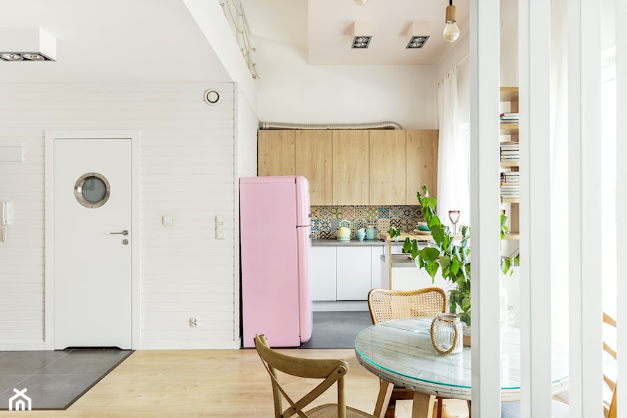 Mała otwarta z salonem biała z lodówką wolnostojącą kuchnia dwurzędowa z oknem z marmurową podłogą, styl nowoczesny - zdjęcie od fajnyprojekt
