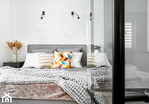 Mieszkanie z białą cegłą - Sypialnia, styl skandynawski - zdjęcie od fajnyprojekt