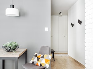 Mieszkanie z białą cegłą - Hol / przedpokój, styl nowoczesny - zdjęcie od fajnyprojekt