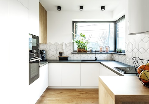 Dom z cegłą - Pszczyna - Średnia otwarta biała z zabudowaną lodówką z podblatowym zlewozmywakiem kuchnia w kształcie litery g z oknem, styl skandynawski - zdjęcie od fajnyprojekt
