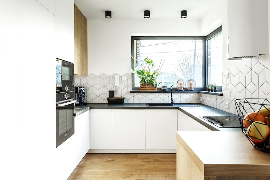 Dom z cegłą - Pszczyna - Średnia otwarta biała z zabudowaną lodówką z podblatowym zlewozmywakiem kuchnia w kształcie litery g z oknem, styl skandynawski - zdjęcie od fajnyprojekt