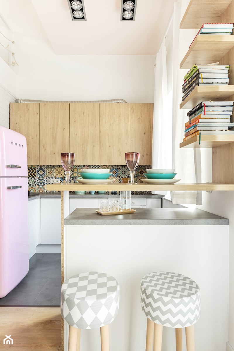 Średnia otwarta biała z lodówką wolnostojącą kuchnia w kształcie litery g z wyspą lub półwyspem z oknem, styl nowoczesny - zdjęcie od fajnyprojekt