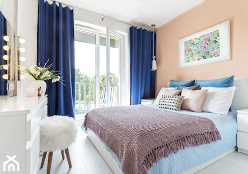 Kontrasty - Mała biała pomarańczowa sypialnia z balkonem / tarasem, styl nowoczesny - zdjęcie od fajnyprojekt