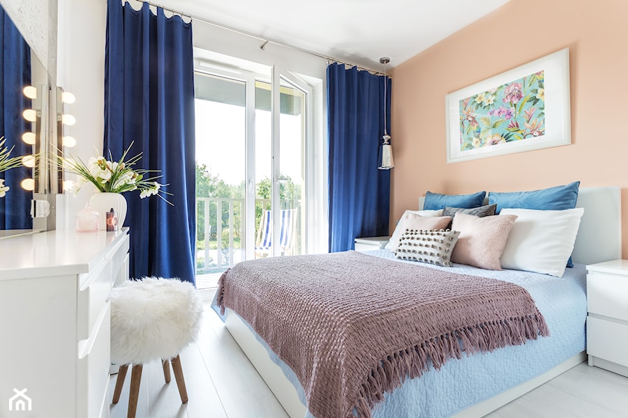 Kontrasty - Mała biała pomarańczowa sypialnia z balkonem / tarasem, styl nowoczesny - zdjęcie od fajnyprojekt