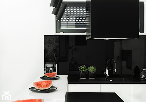 Dom w Pszczynie - Średnia biała czarna z zabudowaną lodówką z podblatowym zlewozmywakiem kuchnia z wyspą lub półwyspem, styl nowoczesny - zdjęcie od fajnyprojekt
