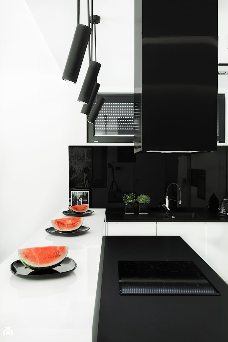Dom w Pszczynie - Średnia biała czarna z zabudowaną lodówką z podblatowym zlewozmywakiem kuchnia z wyspą lub półwyspem, styl nowoczesny - zdjęcie od fajnyprojekt